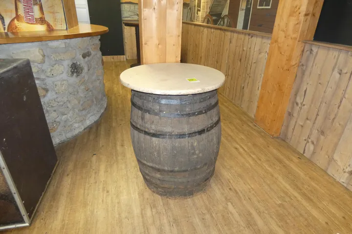 Stehtisch aus Holzfass mit runder Tischplatte, ohne Inhalt Maße in cm ca. ø80 cm Durchmesser